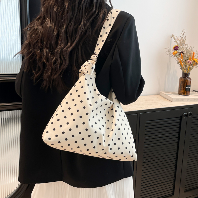 A small and versatile large-capacity tote bag, a new floral print bag for spring 2025, a single-shoulder crossbody bag for commuting details Picture