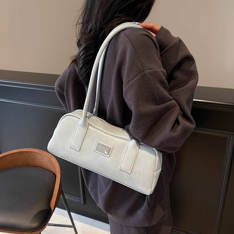 High-end retro underarm bag for women, 2025 new French niche design single-shoulder bag, fashionable hand-held baguette bag full figure