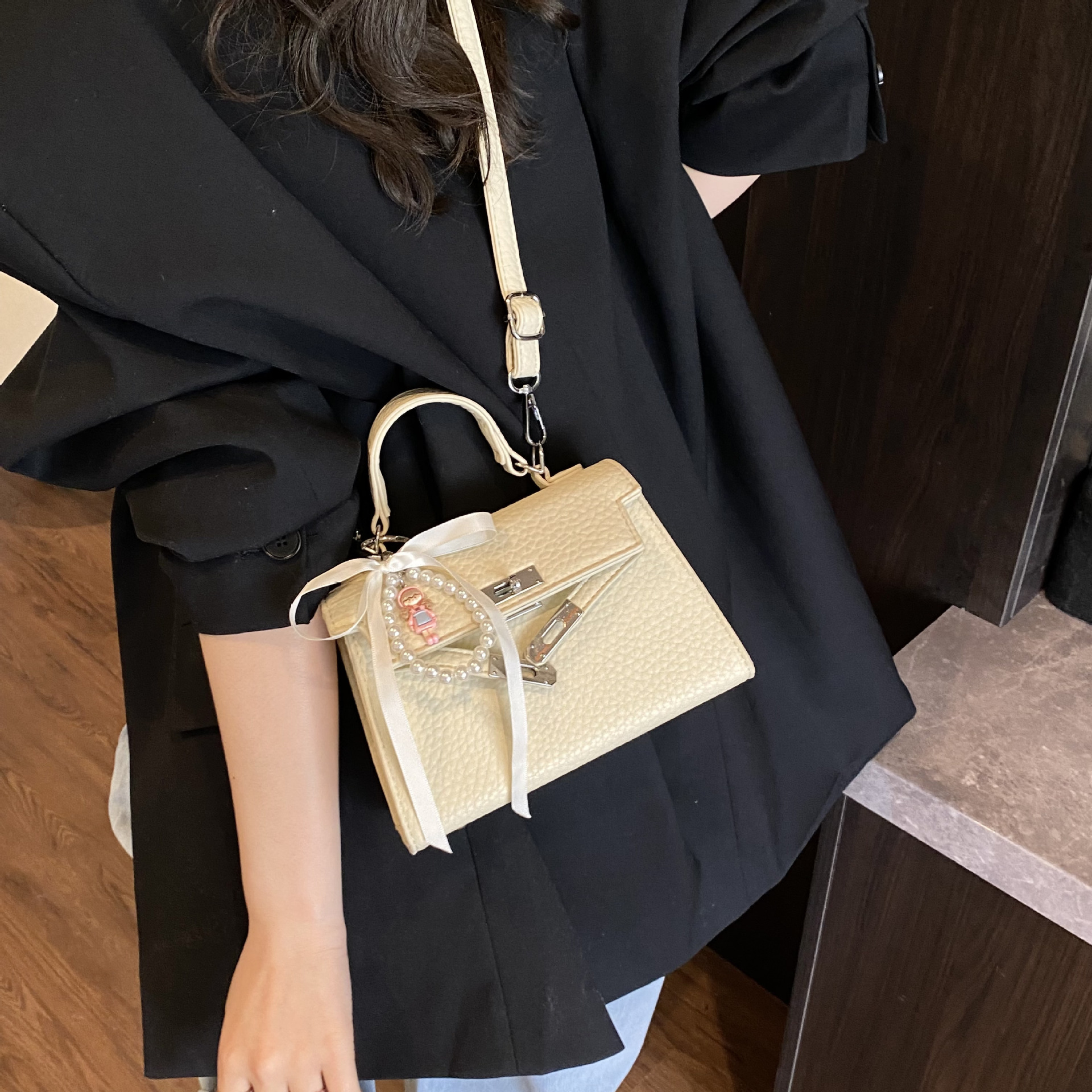 High-end handbag, fashionable Kelly bag for women, niche and stylish 2025 new versatile women's single-shoulder crossbody bag Application Scenario