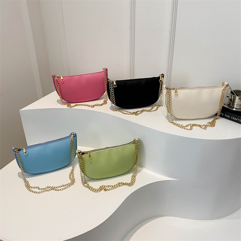 This year, the "Small Bag Women 2025 Summer New Fashion single-shoulder crossbody Bag" is in vogue. It's a versatile commuting crossbody bag Application Scenario