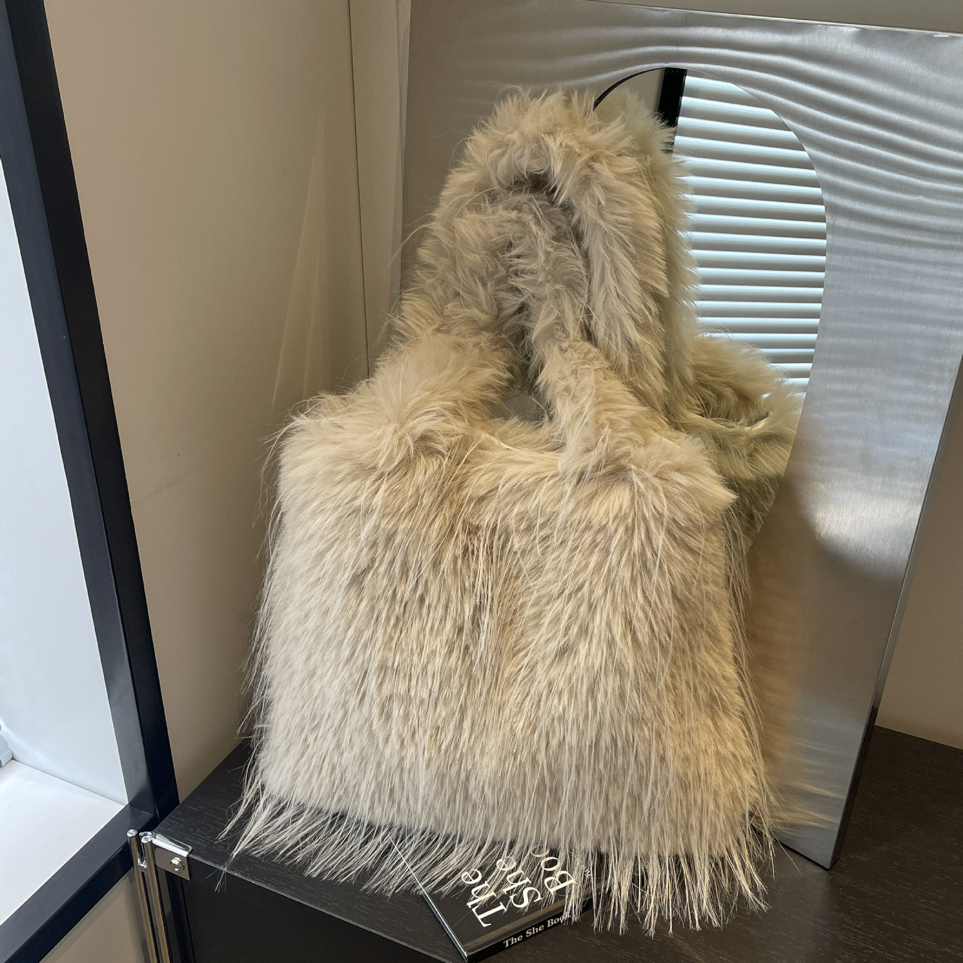 2024 Autumn/Winter new casual fur bag, large-capacity tote bag, fashionable single-shoulder underarm bag, handbag, plush bag details Picture