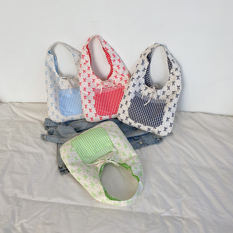 Korean-style retro checkered vest bag, lightweight and large-capacity shopping bag for girls, casual and versatile student canvas single-shoulder bag Application Scenario