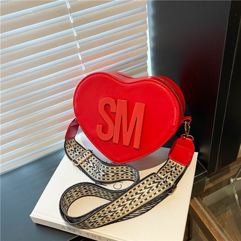 This 2025 new stylish women's bag is a solid color heart-shaped lettered bag with a touch of European and American fashion. It is a stylish single-shoulder crossbody bag full figure