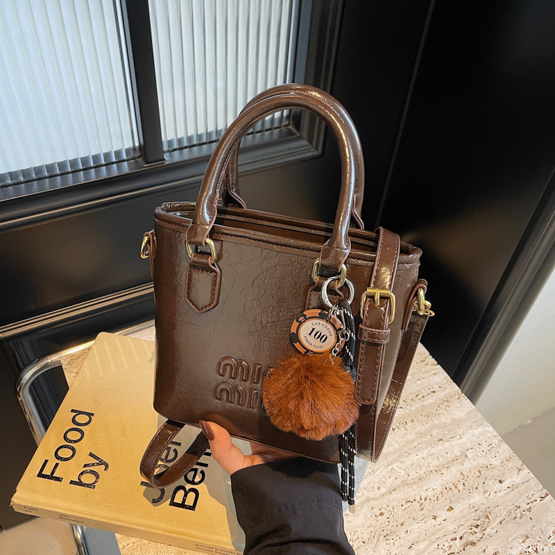 This year, the popular hand-held vegetable basket bucket bag for women in 2025 is a new, fashionable, high-end, light luxury and niche crossbody bag details Picture