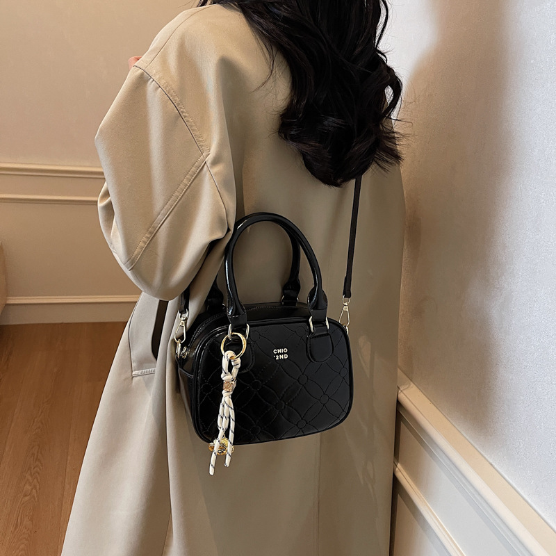 High-end texture simple commuting handbag, fashionable retro simple crossbody bag, 2025 new style casual bowling bag Application Scenario