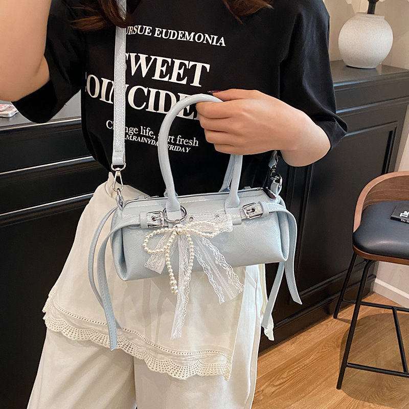 A new high-end casual single-shoulder crossbody bag for women in the Spring/Summer 2025 collection of Korean niche and trendy hand-held baguette bags Specification drawing