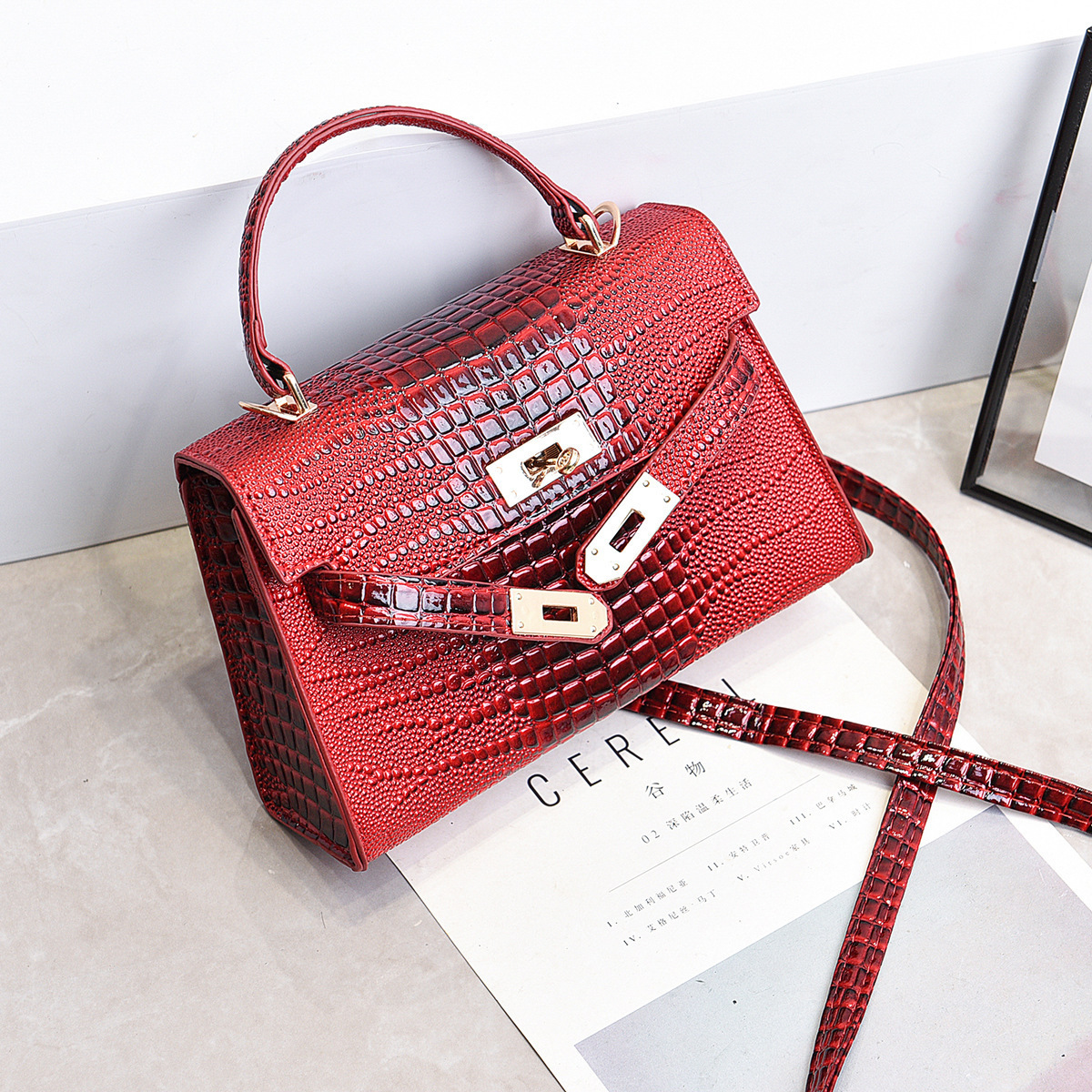 The new Spring/Summer 2023 crocodile-patterned Kelly bag is a French-style lockable handbag that is fashionable and versatile. It is a single-shoulder crossbody bag details Picture