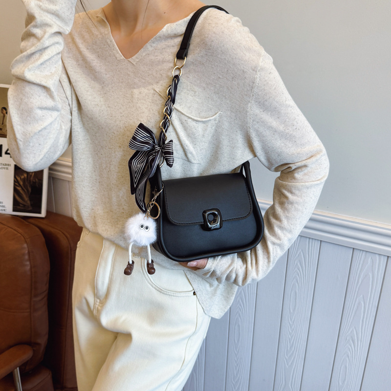 A new summer versatile single-shoulder crossbody bag with a high-quality square feel for women in 2025 details Picture