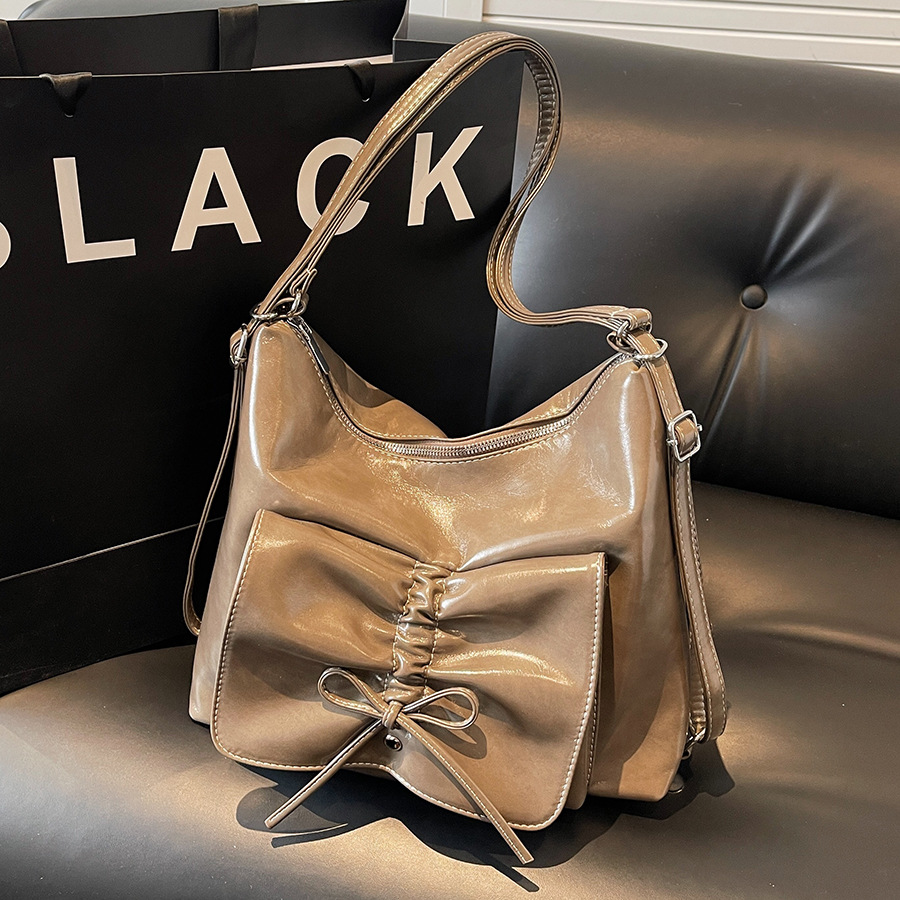 Retro and fashionable tote bag for women, Korean version, large-capacity single-shoulder bag for commuting to work, 2024 new casual crossbody bag for women full figure