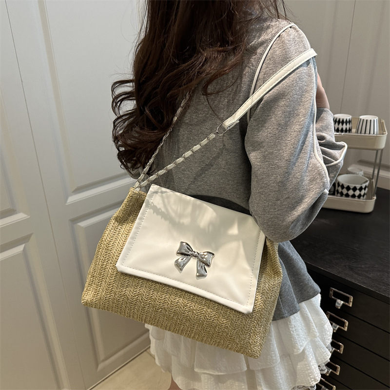 The 2025 new style of Chinese-style niche underarm bag is fashionable with contrasting colors and versatile for women. It is a high-end commuting straw bag details Picture