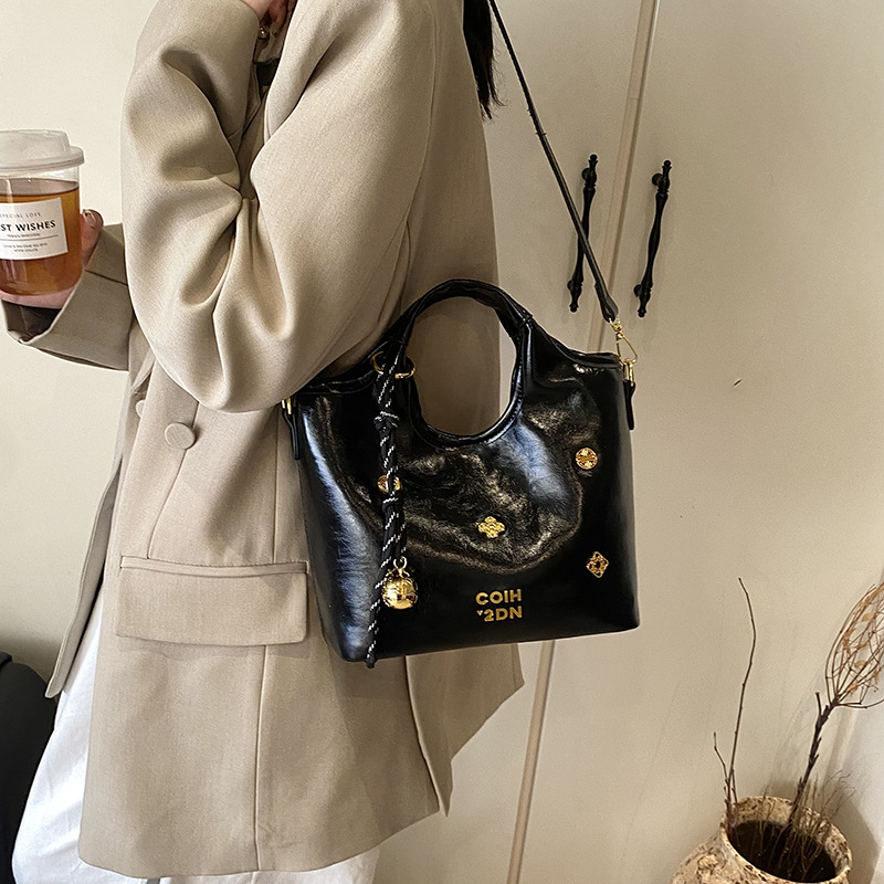 High-end hand-held bucket bag for women 2025 new style, fashionable, simple and versatile single-shoulder bag, trendy and casual women's bag Application Scenario