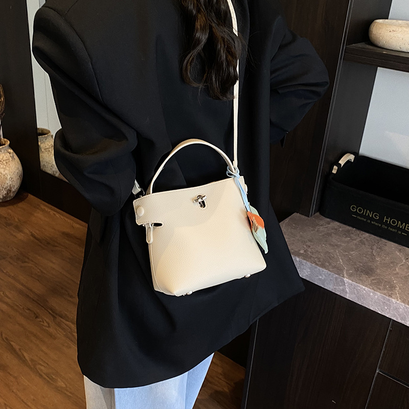 The 2025 new Korean-style high-end macaron hand-held small square bag is a versatile and fashionable single-shoulder crossbody bag for women's daily commuting Application Scenario
