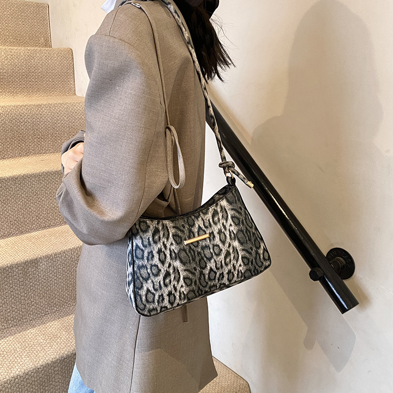 The leopard print large-capacity underarm bag is popular in autumn and winter. It's a new 2024 casual and commuting single-shoulder bag for women Specification drawing