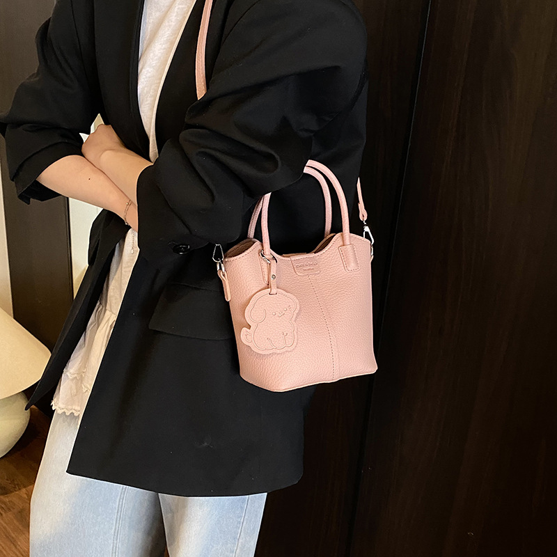 A niche hand-held vegetable basket bag for women, a new fashion bucket bag in 2025, simple and versatile, a single-shoulder crossbody bag details Picture