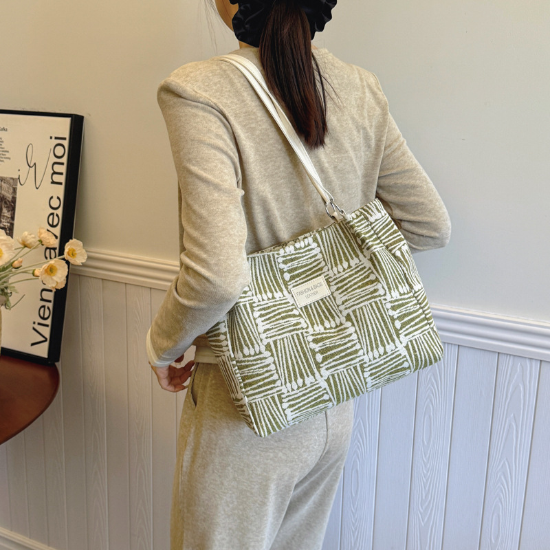 A new 2024 stylish checkered underarm bag for women, a large-capacity single-shoulder bag for casual commuting, and a crossbody bag for college students attending classes details Picture