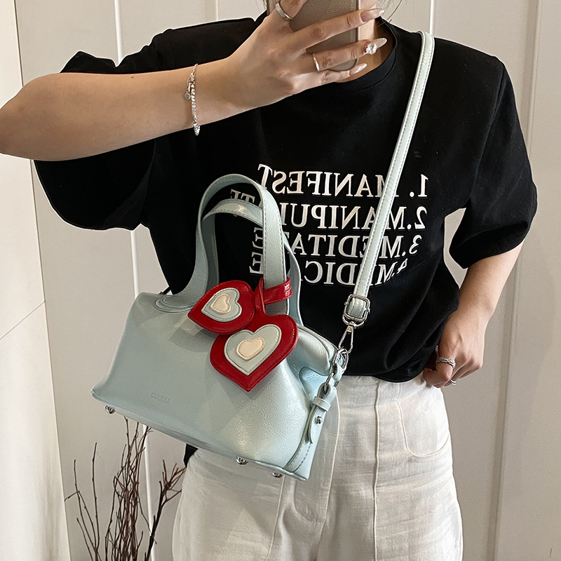 2025 New retro and stylish versatile handbag, trendy and simple shoulder bag, heart-shaped high-end crossbody bag Application Scenario