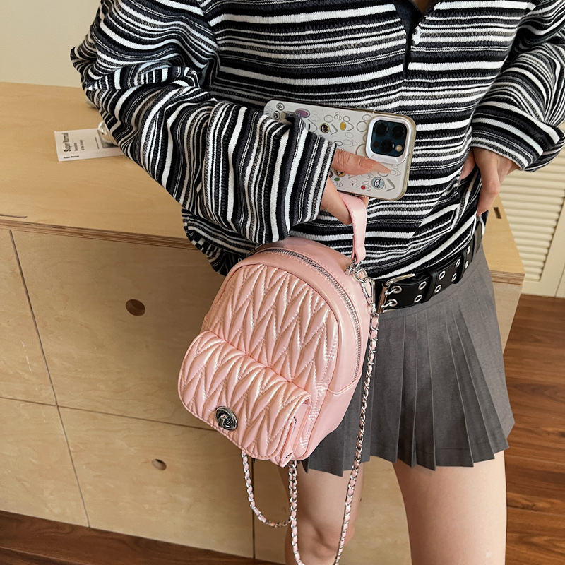 Summer light luxury and niche diamond-shaped chain crossbody bag, women's light commuting backpack 2025 new model chain small backpack details Picture
