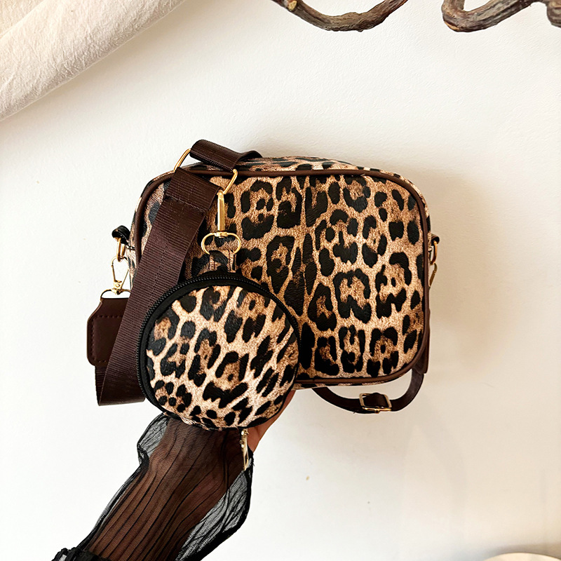 New leopard print makeup handbag, large-capacity multi-functional single-shoulder bag, 2024 autumn and winter commuting crossbody bag full figure
