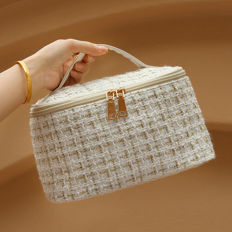 Xiaoxiangfeng makeup bag for women, large-capacity portable, ins, high appearance level, new travel cosmetics, toiletries and storage bag Application Scenario