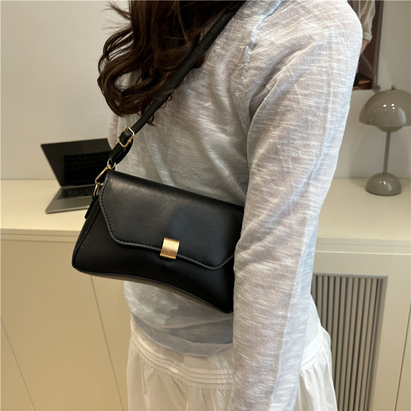 The 2025 new summer single-shoulder crossbody bag for bag women is simple and casual. The underarm baguette bag is fashionable and versatile. It's a small square bag Specification drawing