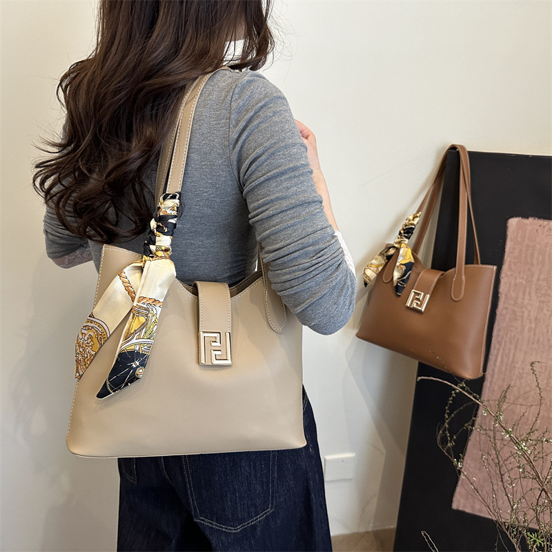 French-style trendy bag, stylish underarm bag for women 2025, new solid color French-style niche hand-held crossbody bag details Picture