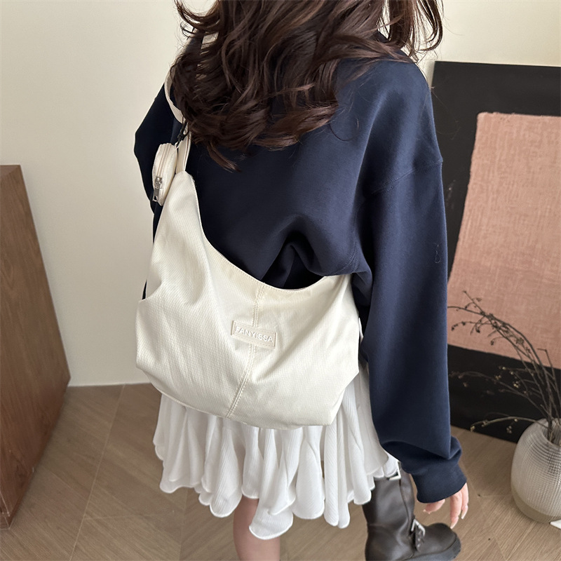 A stylish women's bag made of cloth, an ins large-capacity single-shoulder crossbody bag, a new 2025 lightweight, casual and artistic tote bag details Picture