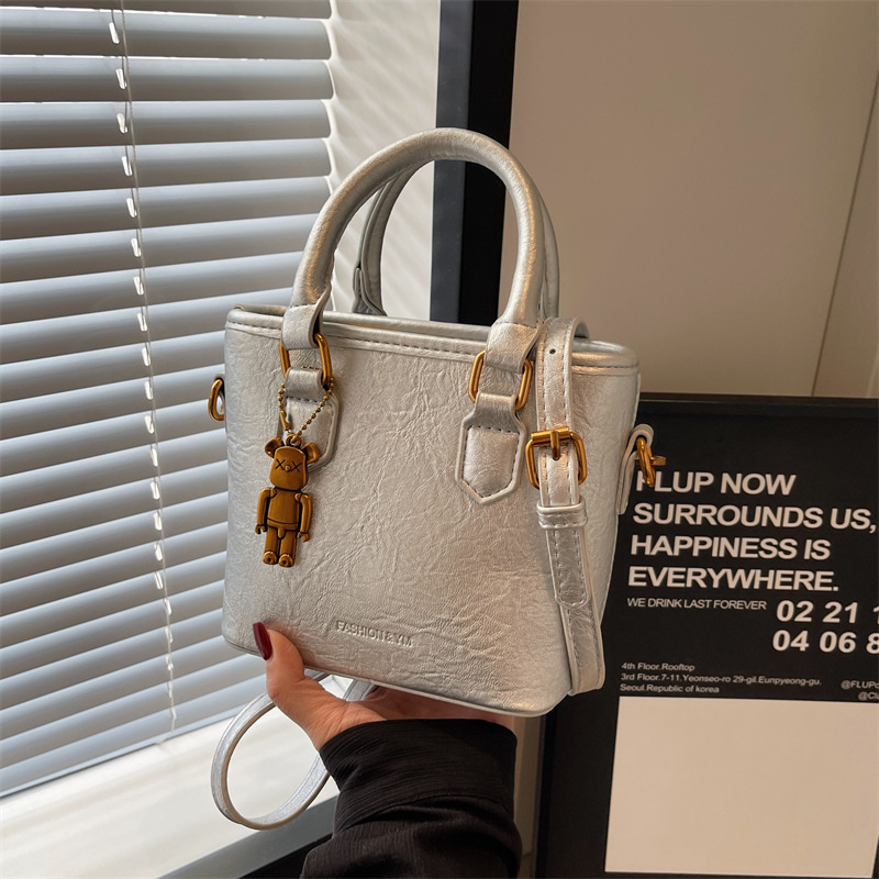 The 2024 new crossbody bag of Lady Bag is fashionable, versatile and features a niche design. This year, the simple hand-held bucket bag is in fashion details Picture