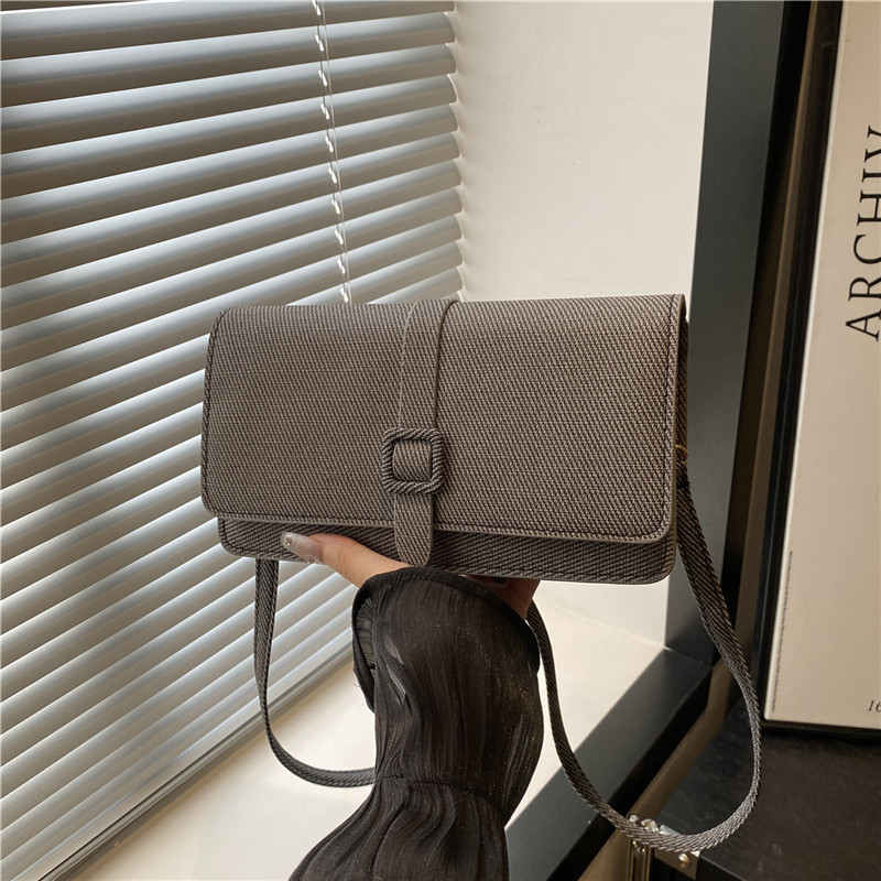The 2025 summer new small square bag is a simple and versatile commuting bag with a Korean-style texture and a single-shoulder crossbody bag full figure