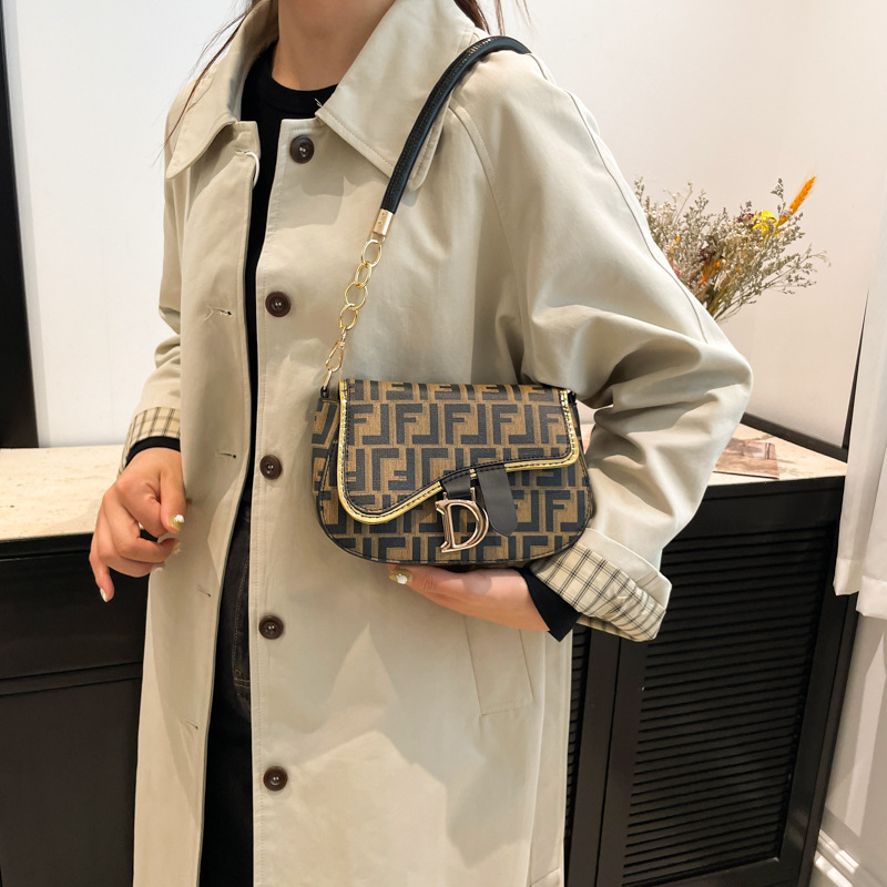 A niche design underarm bag for women, a new 2025 fashion chain single-shoulder crossbody bag, versatile and high-end small square bag details Picture