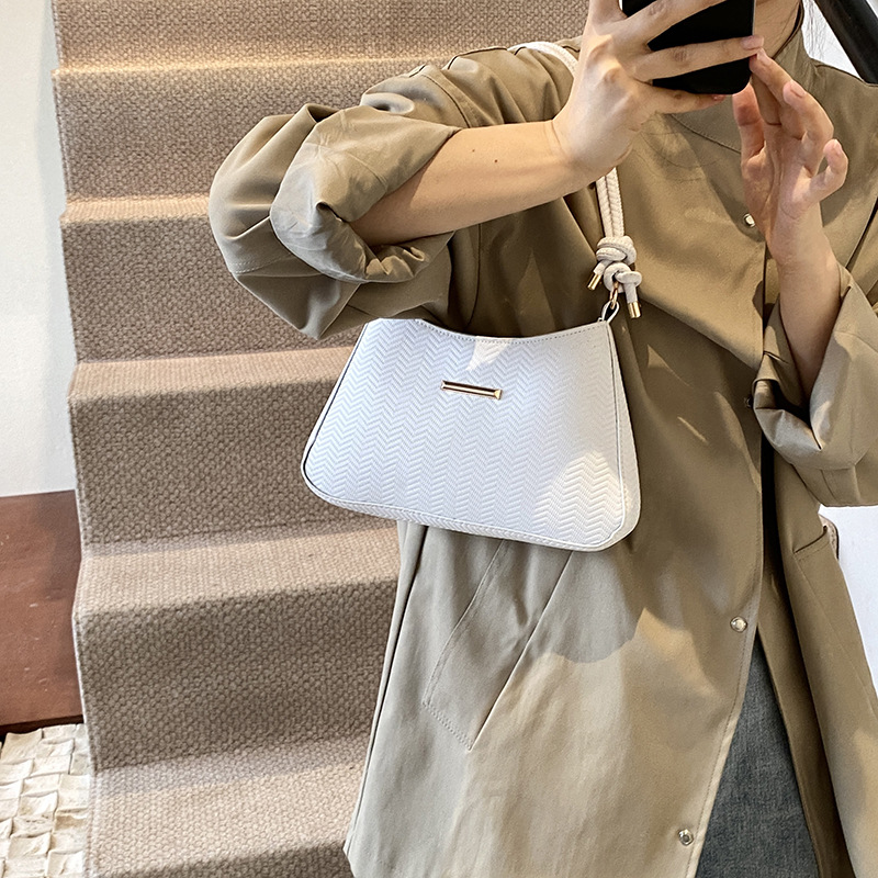High-end single-shoulder underarm bag for women 2024 new style, fashionable and stylish baguette bag for women, retro and versatile single-shoulder handbag details Picture