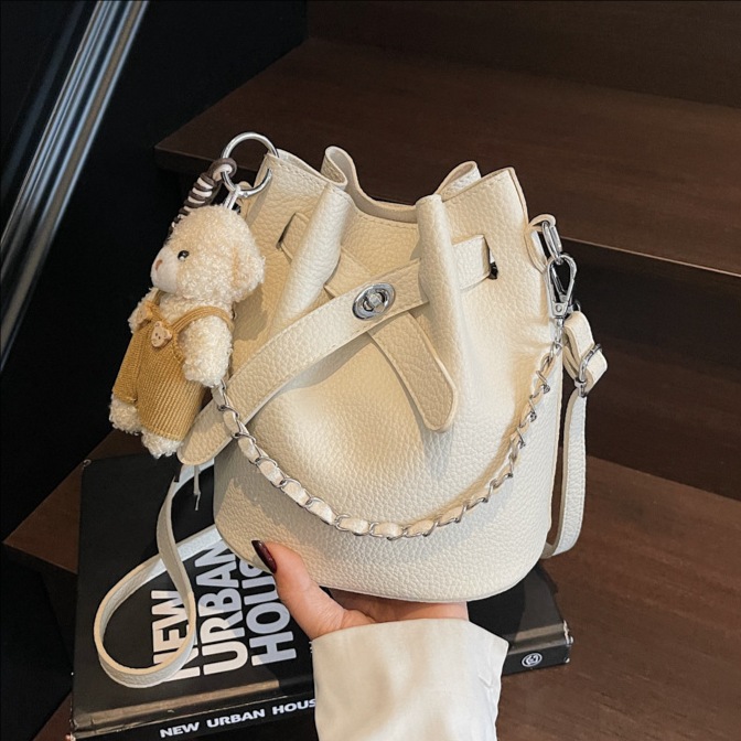 The 2025 new bestseller Korean-style bucket bag is a high-end single-shoulder bag with a sophisticated look and a versatile, casual and simple crossbody style full figure