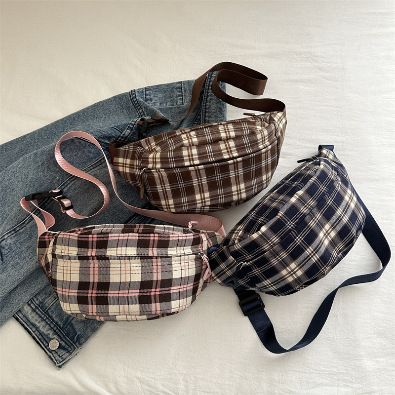 2024 New ins Japanese streetwear fashion casual single-shoulder bag, color-blocking checkered bag, women's commuter crossbody bag Application Scenario