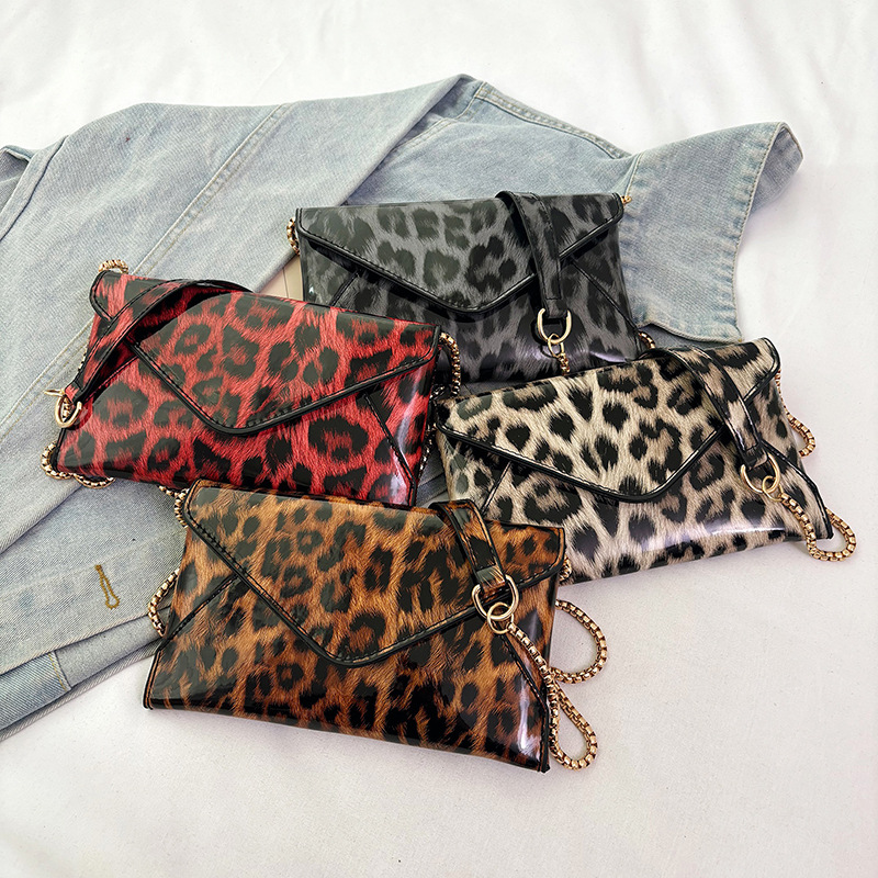 Leopard print women's bag 2025 New style fashionable and versatile single-shoulder crossbody bag, stylish and retro chain envelope bag, mobile phone bag for women Application Scenario