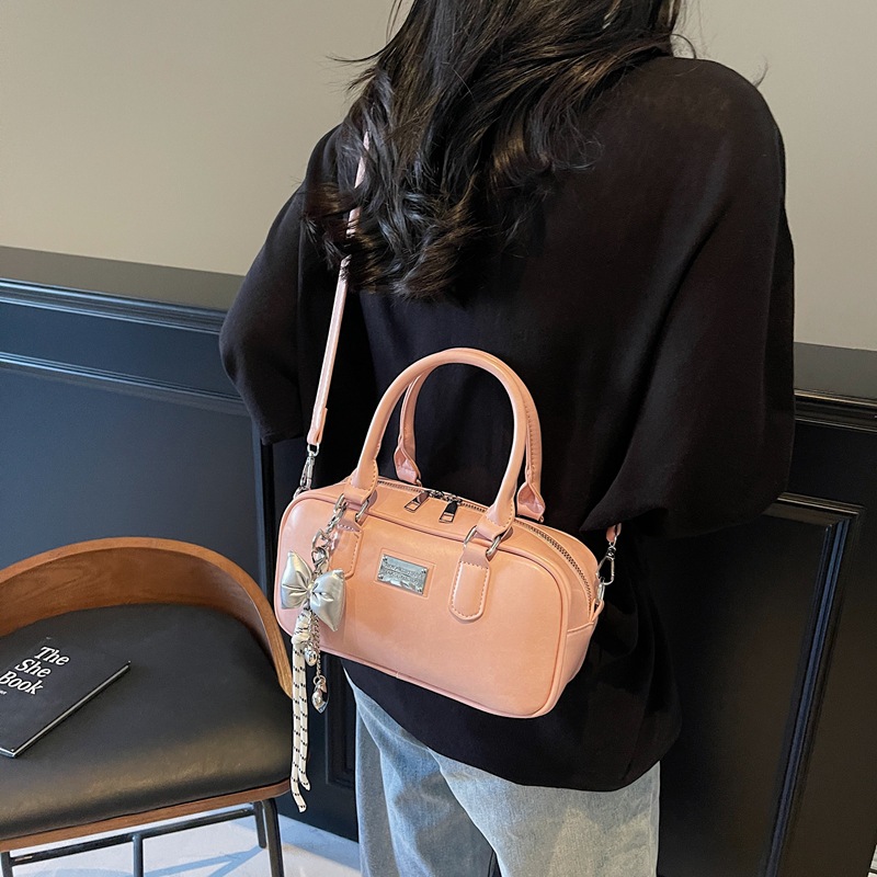 This is a new, high-end and versatile crossbody small square bag for women in 2025, featuring a simple and fashionable design for commuting Application Scenario