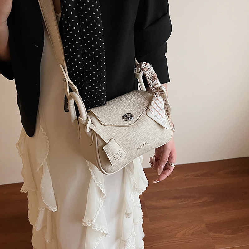 A high-end, niche design hand-held underarm bag for women 2025, a new style that is simple, fashionable and versatile, single-shoulder crossbody bag Application Scenario