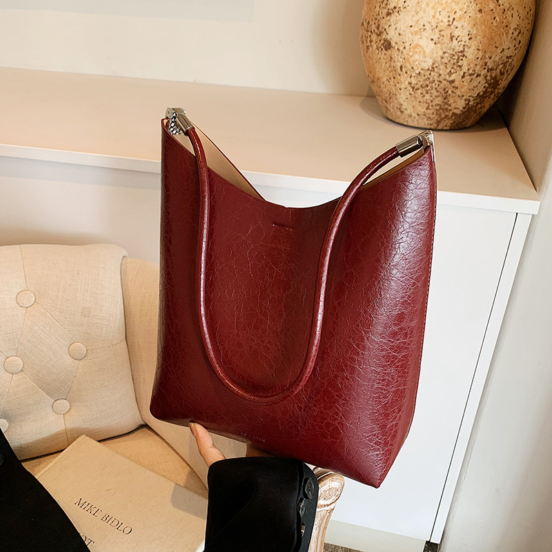 A trendy and versatile underarm bag for women, a Korean style fashionable and casual bucket bag, a new large-capacity single-shoulder bag for commuting in 2024 Specification drawing