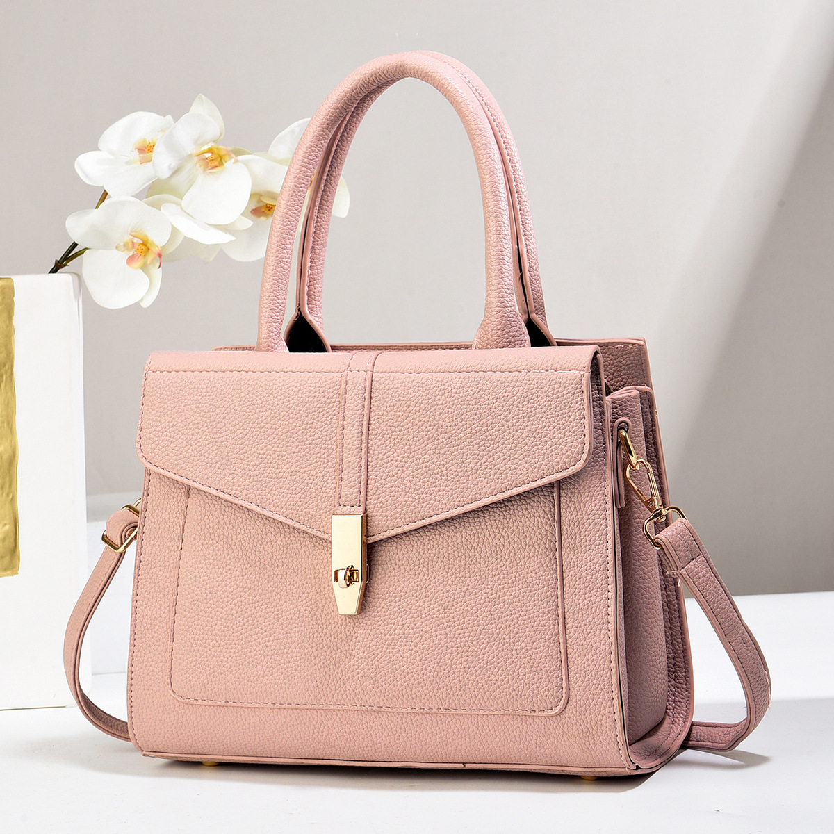 A versatile women's bag manufacturer with lychee pattern texture, a new light-colored women's bag for summer 2024, an export single-shoulder crossbody bag details Picture