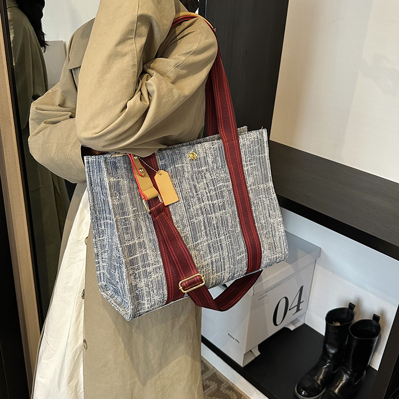 Denim large-capacity bag for women 2025 new style casual and versatile handbag, niche commuting single-shoulder crossbody bag trend Application Scenario