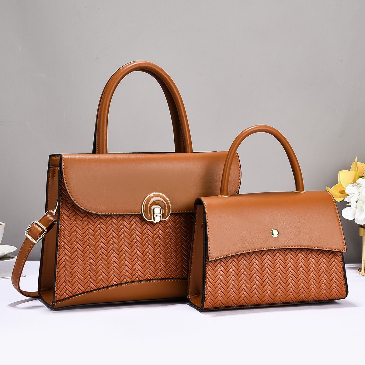 Cross-border consignment of trendy foreign trade bags for women 2025 new style, light luxury texture, large capacity tote hand-held shoulder bag Application Scenario