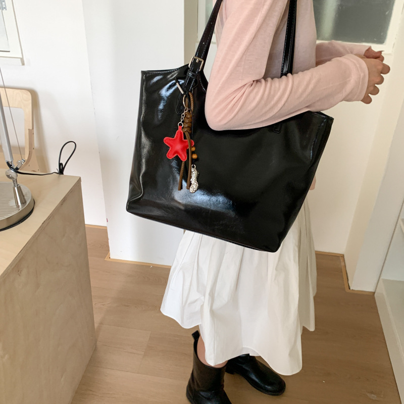 Fashionable tote bag, large-capacity underarm bag, 2025 new style, high-end women's bag, simple commuting bag, soft leather single-shoulder bag details Picture