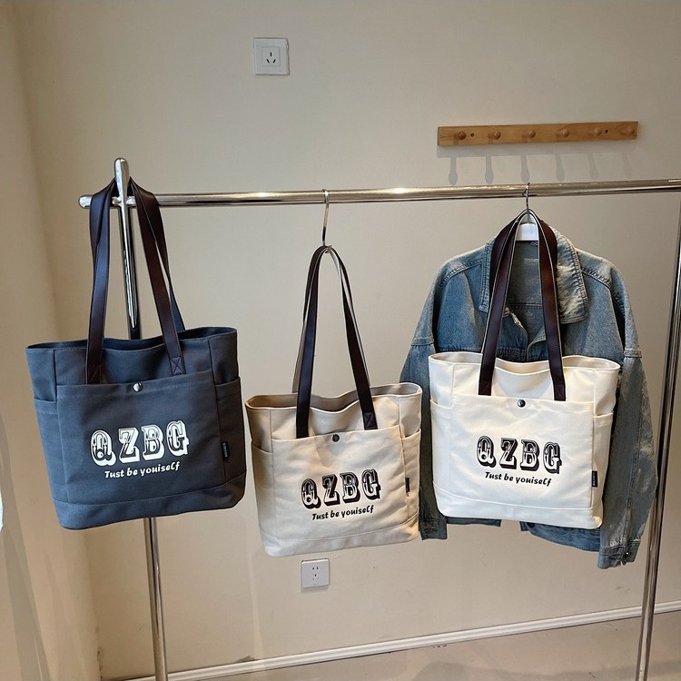 The 2025 new niche design trend single-shoulder bag is fashionable and stylish, with a large capacity crossbody bag and a casual and personalized tote bag full figure
