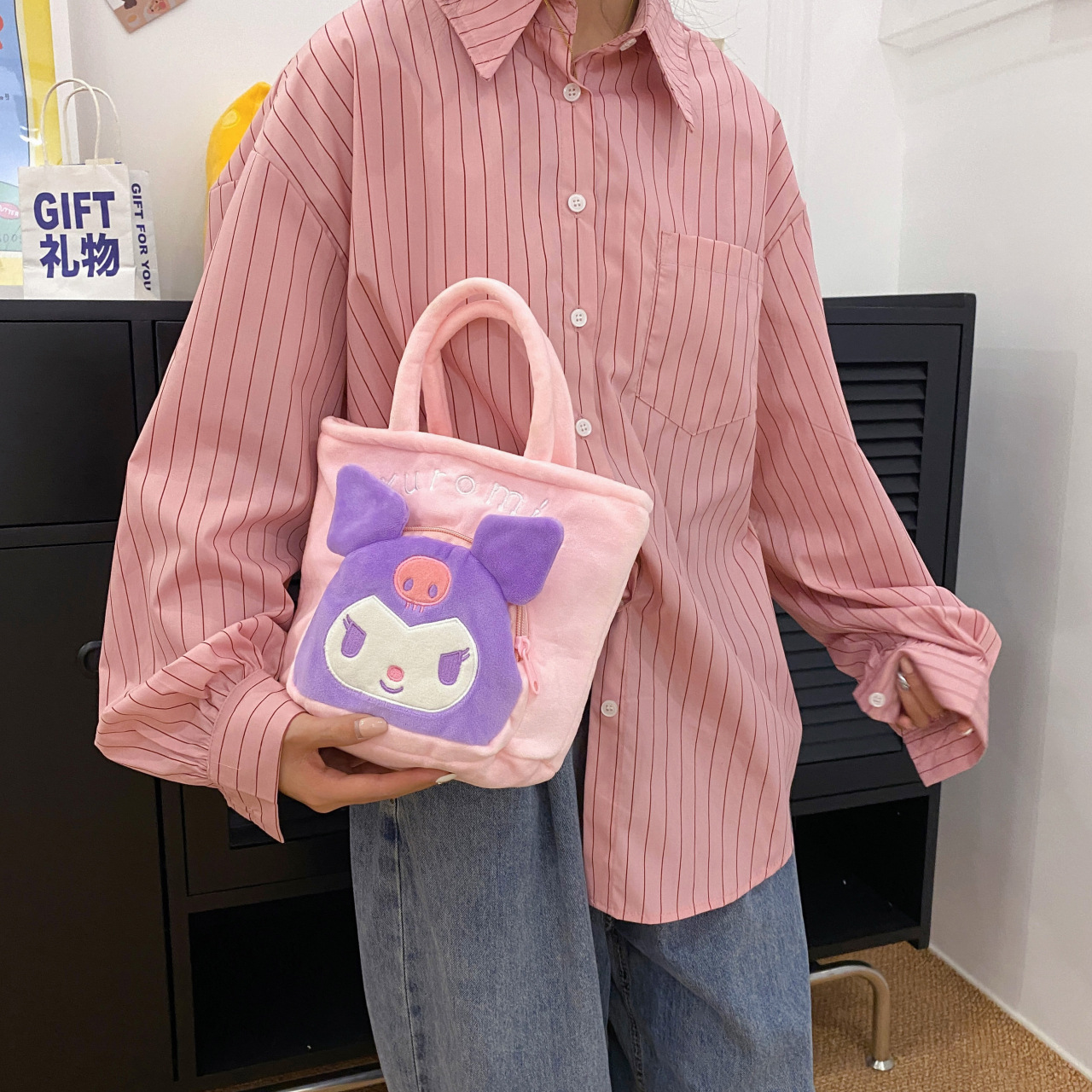 New cartoon plush hand-held Kuromi Hello Kitty Strawberry Bear large-capacity claw machine doll bag handbag Application Scenario