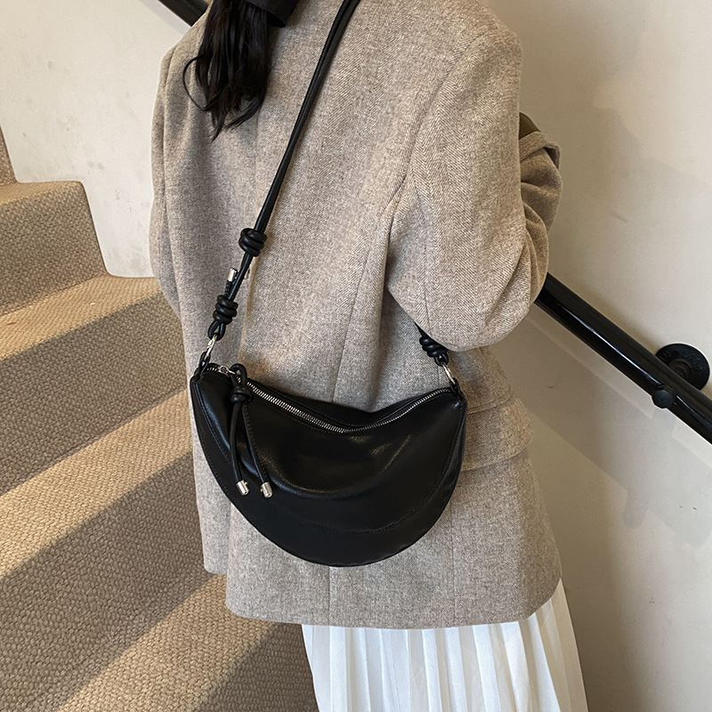 Retro design Maillard fashion trend versatile single-shoulder bag for women 2025 new style High-end crossbody dumpling bag Application Scenario