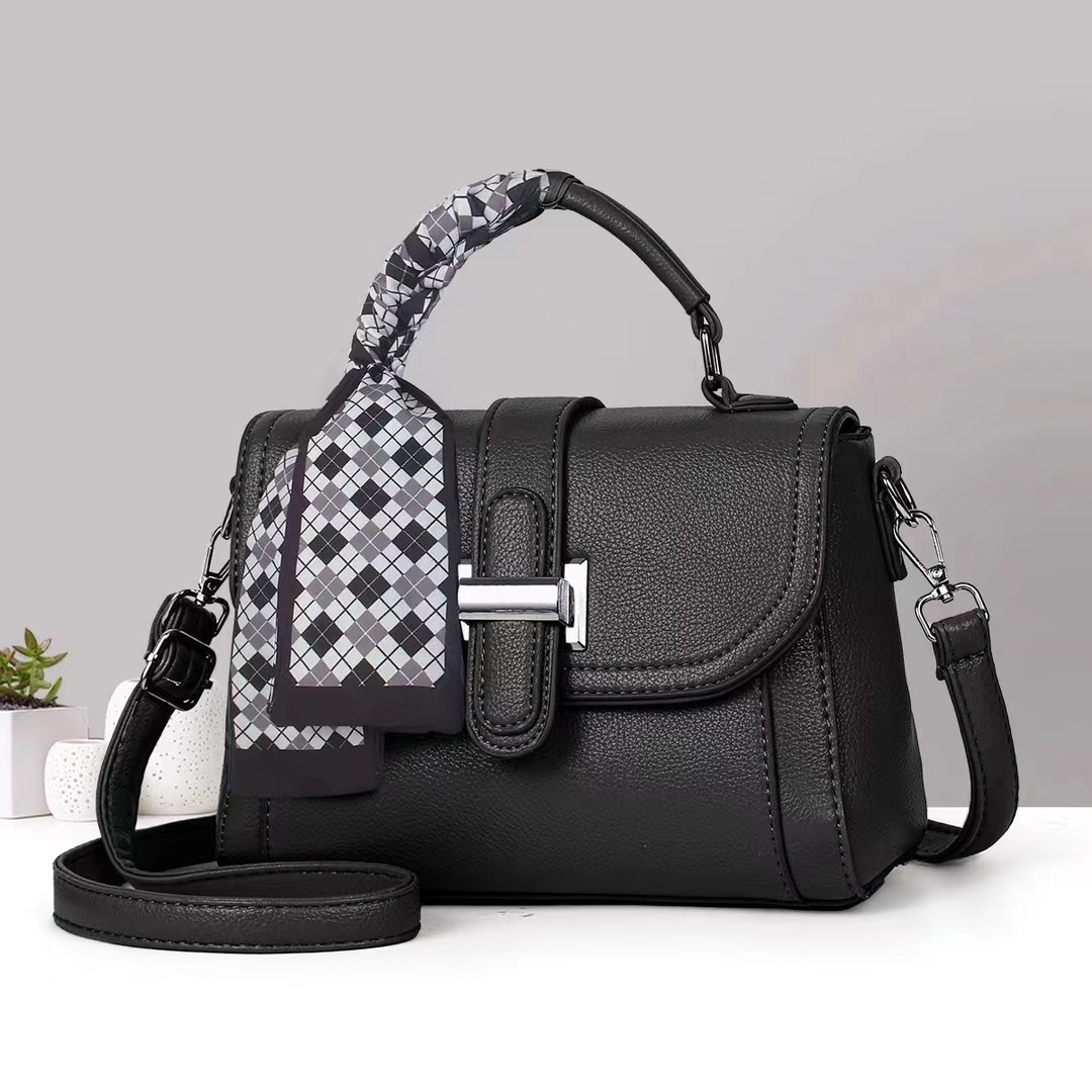 This year's popular new fashion item is the small square bag, a high-end casual women's bag for cross-border trade, and a simple and trendy bag full figure