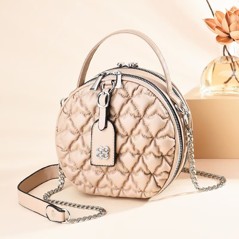 Wholesale and consignment of the 2023 live-streamed women's autumn and winter new pleated single-shoulder crossbody small round bag details Picture