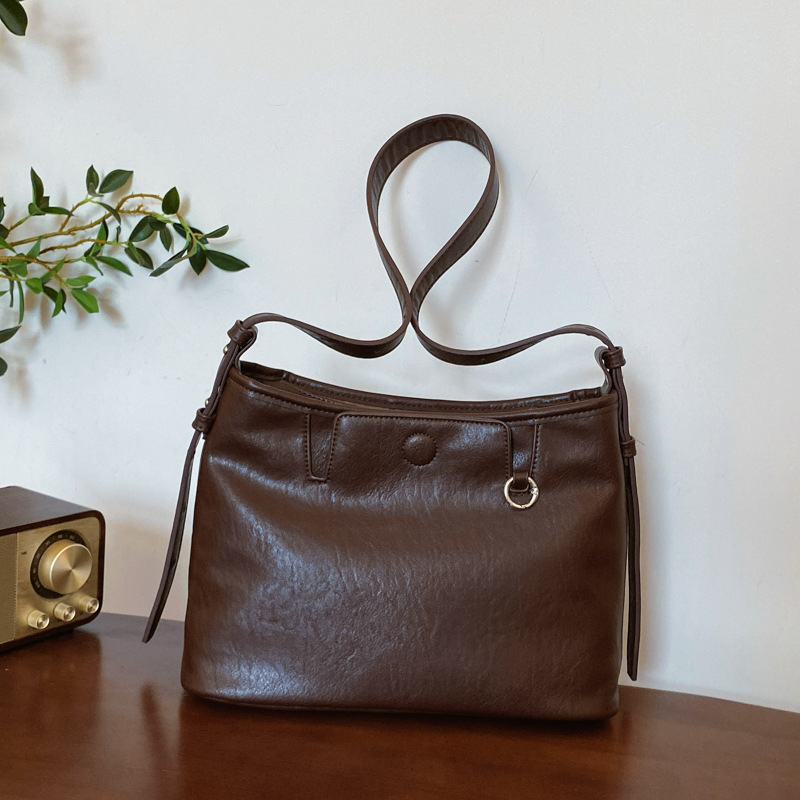The 2024 new high-end retro bag is a trendy and fashionable single-shoulder underarm bag for women. It's a versatile commuting crossbody bag Specification drawing