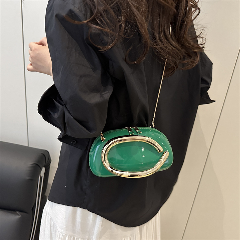 Personalized metal small bag 2025 Spring New style, fashionable and simple design, stylish ladies' wrist single-shoulder box bag Application Scenario