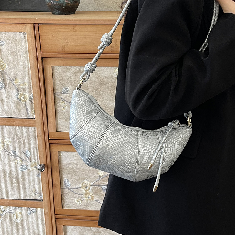 The Korean version of the niche design Crescent bag is a new Spring/Summer 2025 simple and retro croissant croissant and casual shoulder bag for women details Picture