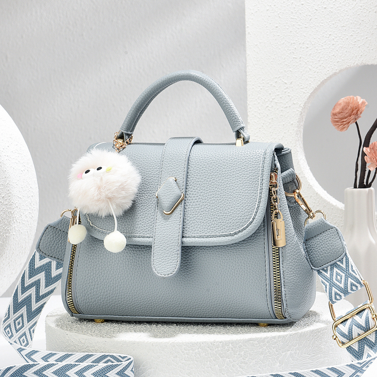 The new spring 2025 collection of bags has been finalized. Sweet and fashionable women's bags in solid colors, trendy crossbody single-shoulder handbags. One-piece consignment service Specification drawing