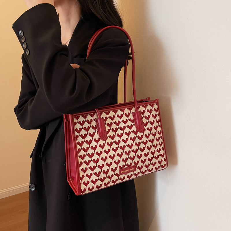 Red checkered Tote bag for women, 2023 new style, fashionable, versatile, commuter single-shoulder bag, bride's wedding bag Application Scenario